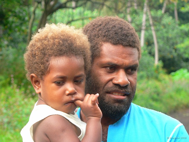 24- Un pere et son enfant sur la piste de Lenakel.JPG